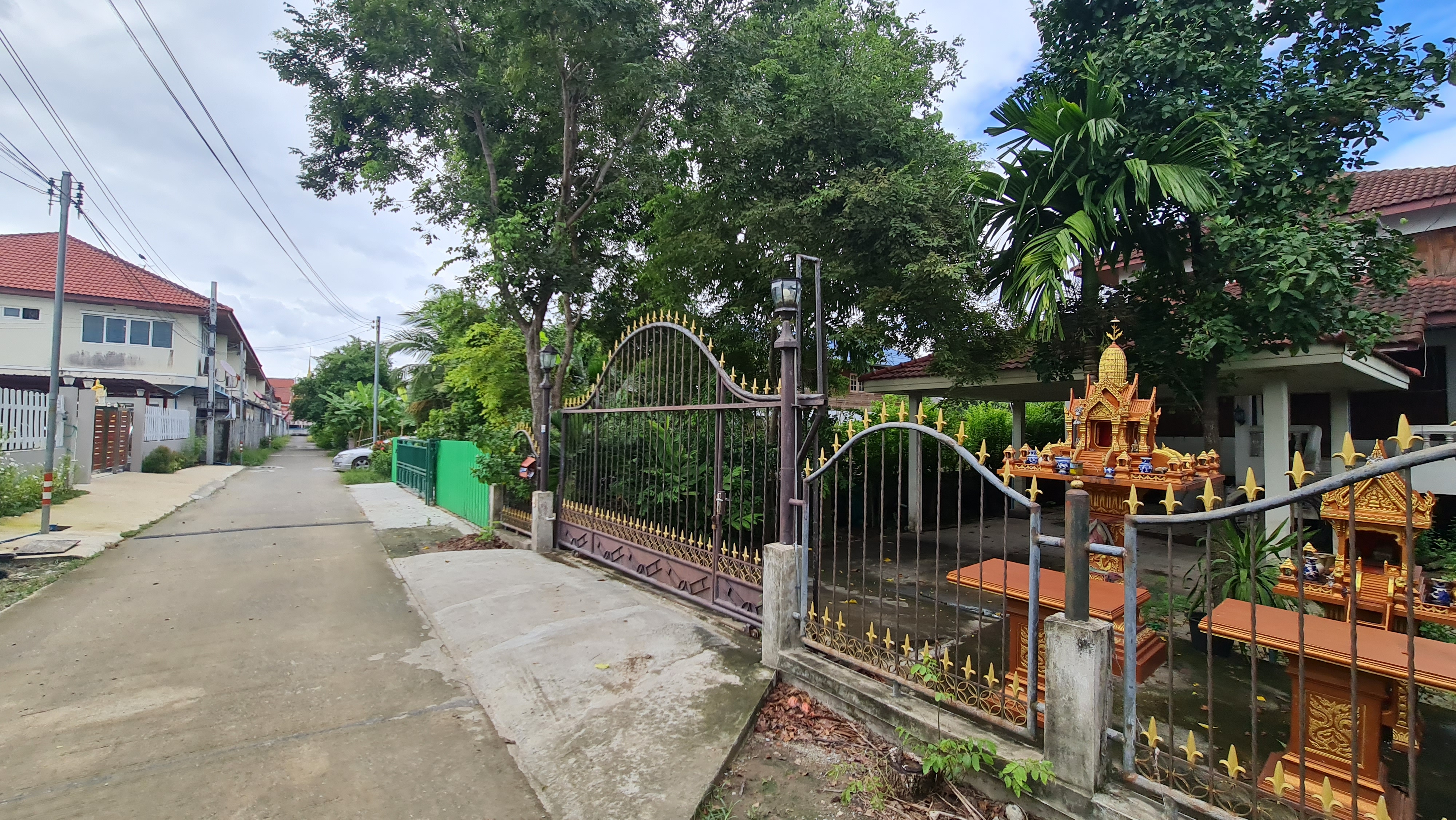 [ขายด่วน] ที่ดินแปลงใหญ่ 498 ตร.ว. พร้อมบ้านหลังใหญ่ ติดคลอง บรรยากาศร่มรื่น ย่านบางกรวย